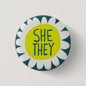 SHE / ZE Pronouns Flower Pride Handlettered Ronde Button 3,2 Cm (Voorkant)
