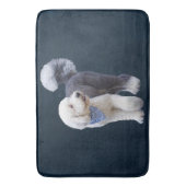 Sheepadoodle Met Blauwe Geruite Sjaal Badmat (Voorkant Verticaal)