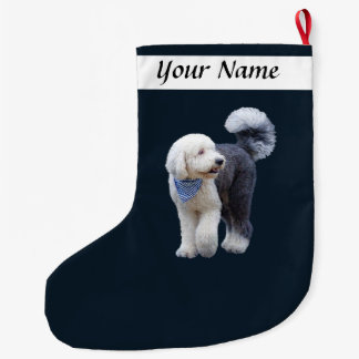 Sheepadoodle Met Blauwe Geruite Sjaal Grote Kerstsok