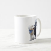 Sheepadoodle Met Blauwe Geruite Sjaal Koffiemok (Voorkant rechts)