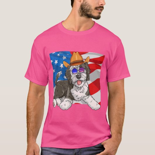 Sheepadoodle Patriotic, 4 juli, Amerikaanse hond T-shirt (Voorkant)