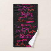 Sheffey Fonts - Roze en Rood Bad Handdoek (Handdoek)