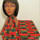 Shell African Color Designer Crochet Print Chiffon Sjaal<br><div class="desc">Rood zwart en groen gestreept afbeelding met witte Afrikaanse cowrieperwand, bedrukt op chiffon scarf, is van een foto van een originele, met de hand gemaakte creatie en Copyright © van de gepubliceerde ontwerper Delores Chamblin. Het afbeelding van de rechthoekige handgemaakte koppeltas wordt herhaald op het zuivere weefsel van de ketting-...</div>