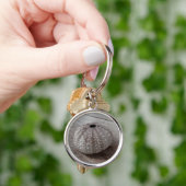 Shell bovenop een houten tafel sleutelhanger (Hand)
