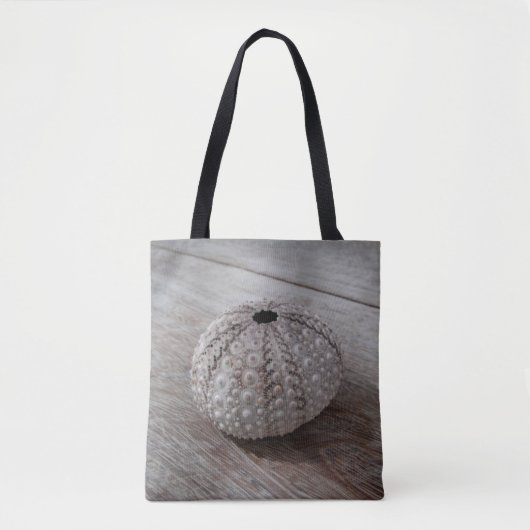 Shell bovenop een houten tafel tote bag (Voorkant)