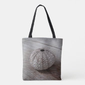 Shell bovenop een houten tafel tote bag (Achterkant)