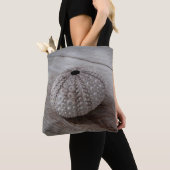 Shell bovenop een houten tafel tote bag (Dichtbij)