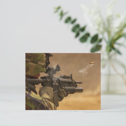 Shell Casing Fired van een M-4 rifle Briefkaart (Staand voorkant)