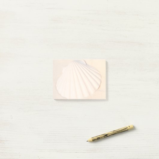 Shell dat in zand Lakt Post-it® Notes (Op bureau)
