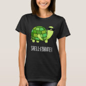 Shell-ebrate Funny Tortoise Animal Pun Dark BG T-shirt (Voorkant)