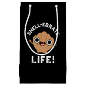 Shell-ebrate Life Funny Shell Pun Dark BG Klein Cadeauzakje (Voorkant)