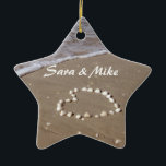 Shell Heart Beach Ornament<br><div class="desc">We kunnen je eindelijk deze schattige vakantiesieraden aanbieden om alle geweldige huwelijksuitnodigingen die je hebt besteld, aan te passen! Schelpels maken een hart in het zand terwijl de oceaangolven zachtjes in de buurt overlappen. Koop de overeenkomende uitnodigingen, verzending en nog veel meer!</div>