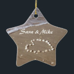 Shell Heart Beach Ornament<br><div class="desc">We kunnen je eindelijk deze schattige vakantiesieraden aanbieden om alle geweldige huwelijksuitnodigingen die je hebt besteld,  aan te passen!  Schelpels maken een hart in het zand terwijl de oceaangolven zachtjes in de buurt overlappen.  Koop de overeenkomende uitnodigingen,  verzending en nog veel meer!</div>