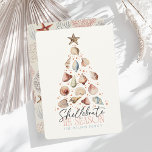 Shellebrate het seizoen Seashell kerstboom Feestdagenkaart<br><div class="desc">Deze schattige "shellebrate the season" kerstkaart is voorzien van een zeeschelp kerstboom. De achterkant heeft een beige / tan achtergrond met wit koraal en zeester patronen. Personaliseer het voor uw behoeften. U kunt bijpassende producten vinden in mijn winkel.</div>