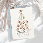 Shellebrate het seizoen Seashell kerstboom Feestdagenkaart<br><div class="desc">Deze schattige "shellebrate the season" kerstkaart is voorzien van een zeeschelp kerstboom. De achterzijde heeft een lichtblauwe achtergrond met witte koraal- en zeester patronen. Personaliseer het voor uw behoeften. U kunt bijpassende producten vinden in mijn winkel.</div>