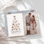 Shellebrate Seashell Kerstboom Foto Feestdagenkaart<br><div class="desc">Deze schattige "shellebrate the season" kerstvakantie fotokaart is voorzien van een zeeschelp kerstboom. De achterzijde heeft een lichtblauwe achtergrond met witte koraal- en zeester patronen. Personaliseer het voor uw behoeften. U kunt bijpassende producten vinden in mijn winkel.</div>