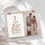 Shellebrate Seashell Kerstboom Foto Feestdagenkaart<br><div class="desc">Deze schattige "shellebrate the season" kerstvakantie fotokaart is voorzien van een zeeschelp kerstboom. De achterkant heeft een beige / tan achtergrond met wit koraal en zeester patronen. Personaliseer het voor uw behoeften. U kunt bijpassende producten vinden in mijn winkel.</div>