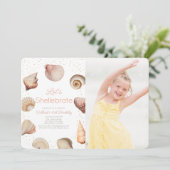 Shellebrate Seashell Realistische Verjaardag Foto Kaart (Staand voorkant)