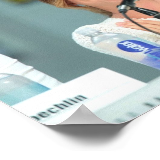 Shelley Hennig Comic Con Poster (Hoek)