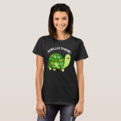 Shello Daar Funny Tortoise Pun Dark BG T-shirt (Voorkant volledig)