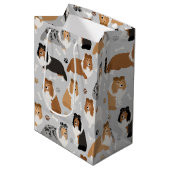 Sheltie Dog Botten en Paws Medium Gift Bag Medium Cadeauzakje (Voorkant Gekanteld)