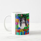 Sheltie Kerstmis Open Gifts Bi Blue Koffiemok (Links)