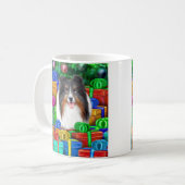 Sheltie Kerstmis Open Gifts Tri Color Koffiemok (Voorkant links)