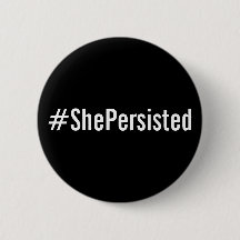 #ShePersisted, vetgedrukte witte tekst op zwarte k
