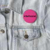#ShePersisted, vette zwarte tekst op hete roze kno Ronde Button 5,7 Cm (In situ)