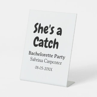 She's a catch bachelorette party name date simple  reclamebord met voetstuk
