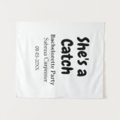 She's a catch bachelorette party name date simple  wandkleed (Voorkant (horizontaal))