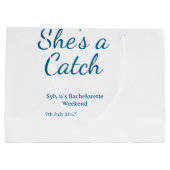She's a catch bachelorette weekend name blue date groot cadeauzakje (Achterkant)