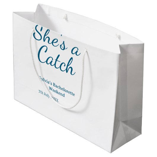 She's a catch bachelorette weekend name blue date groot cadeauzakje (Achterkant Gekanteld)