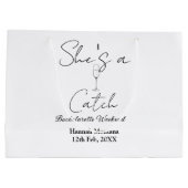 She's a catch champagne bottle bachelorette weeken groot cadeauzakje (Achterkant)
