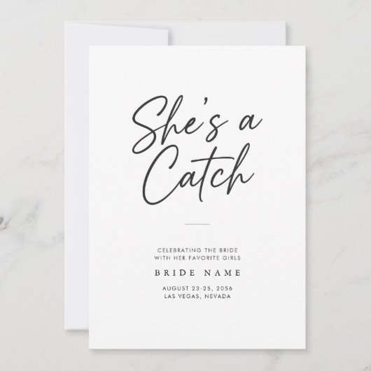 She's a Catch Modern Script Bachelorette Weekend Kaart (Voorkant)