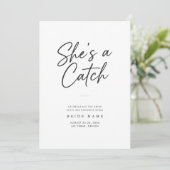 She's a Catch Modern Script Bachelorette Weekend Kaart (Staand voorkant)