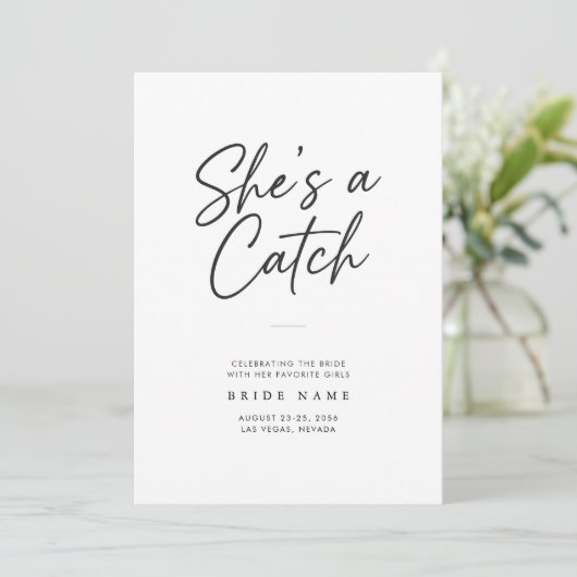 She's a Catch Modern Script Bachelorette Weekend Kaart (Staand voorkant)