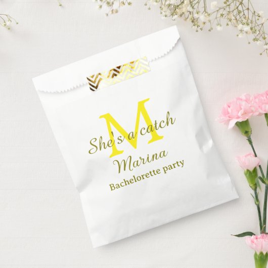 She's a catch yellow monogram bachelorette party n bedankzakje (Gezegeld)