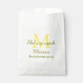 She's a catch yellow monogram bachelorette party n bedankzakje (Voorkant)