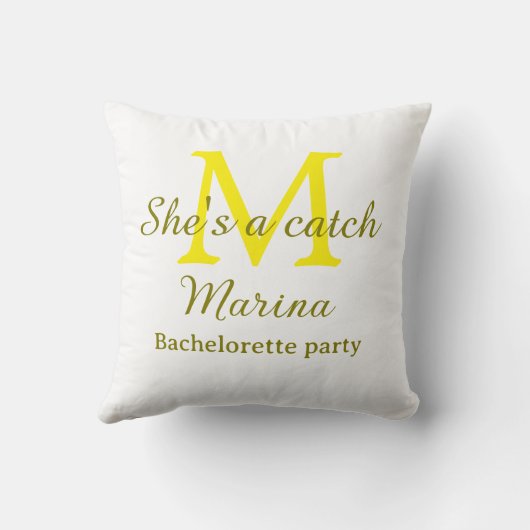 She's a catch yellow monogram bachelorette party n kussen (Achterkant)