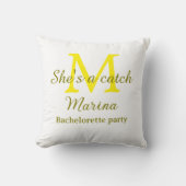 She's a catch yellow monogram bachelorette party n kussen (Voorkant)