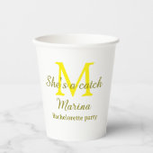 She's a catch yellow monogram bachelorette party n papieren bekers (Voorkant)
