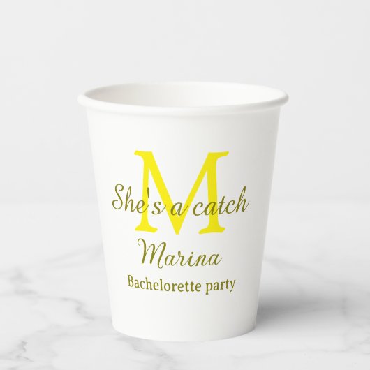 She's a catch yellow monogram bachelorette party n papieren bekers (Voorkant)