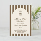 She's A Tini Bit Older Coffee Martini Birthday Kaart (Staand voorkant)