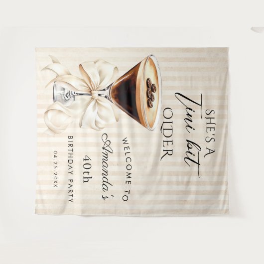 She's a Tini Bit Older Espresso Martini Backdrop Wandkleed (Voorkant (horizontaal))