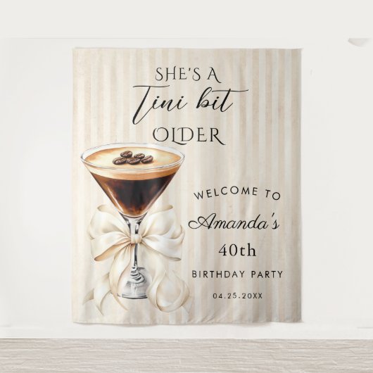 She's a Tini Bit Older Espresso Martini Backdrop Wandkleed (Voorkant)