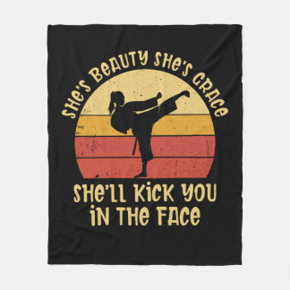 She's Beauty She's Grace She'll Kick You In The Fa Fleece Deken
