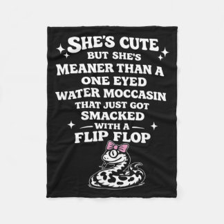 Shes Cute But Shes Meaner Than A One Eyed Water Fleece Deken