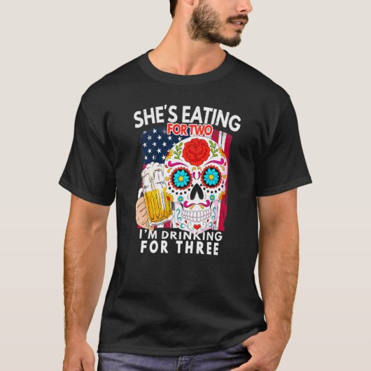 Shes Eating For 2 Im Drinking For 3 Pregnancy Anno T-shirt (Voorkant)