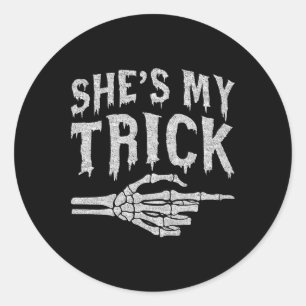 Shes Mijn Trick Skelet Matching Paar Halloween C Ronde Sticker